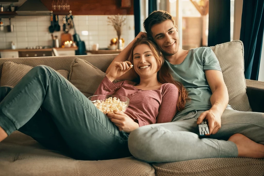 Un jeune couple regarde son film de mariage - Vidéaste & Réalisateur à Saint-Jean-Cap-Ferrat – B2B, Mariage, 3D - Quentin Berguet