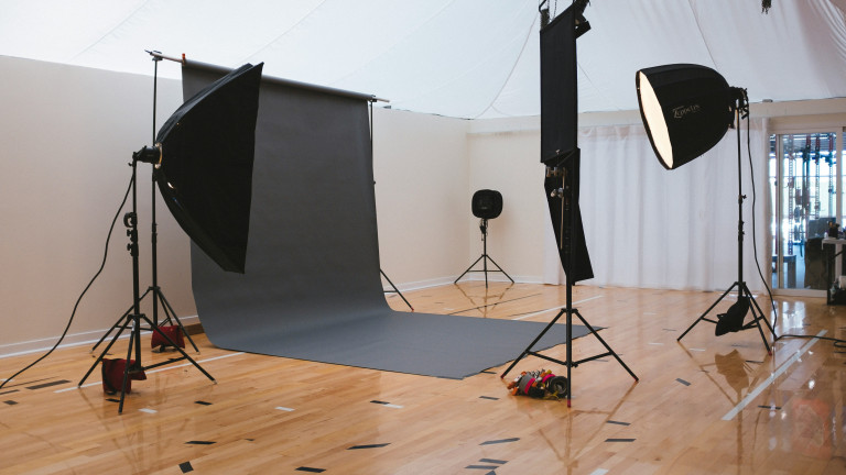 Fond gris de tournage corporate - Vidéaste & Réalisateur – B2B, Mariage, 3D - Quentin Berguet