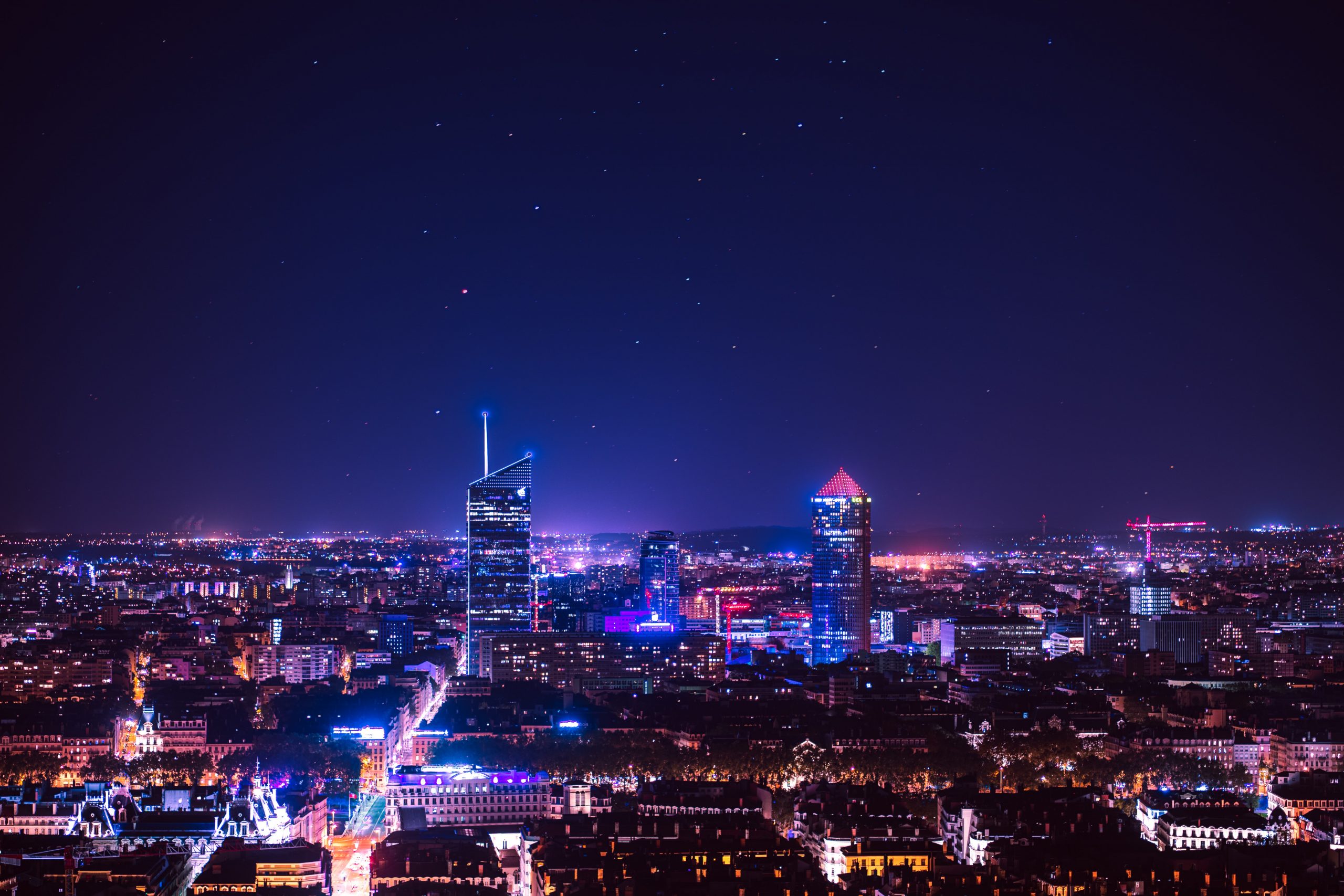 Lyon de nuit, illustration d’un guide pour préparer un tournage vidéo d’entreprise