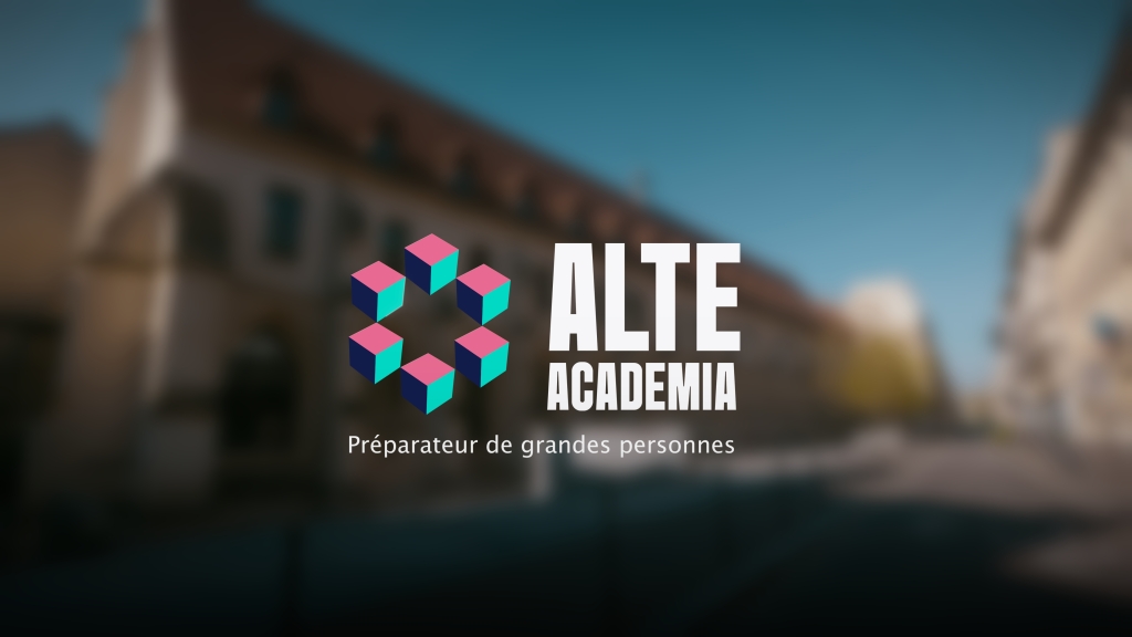 Titre du film récap Alte Academia : logo et signature « Préparateur de grandes personnes » sur un décor de rue flouté