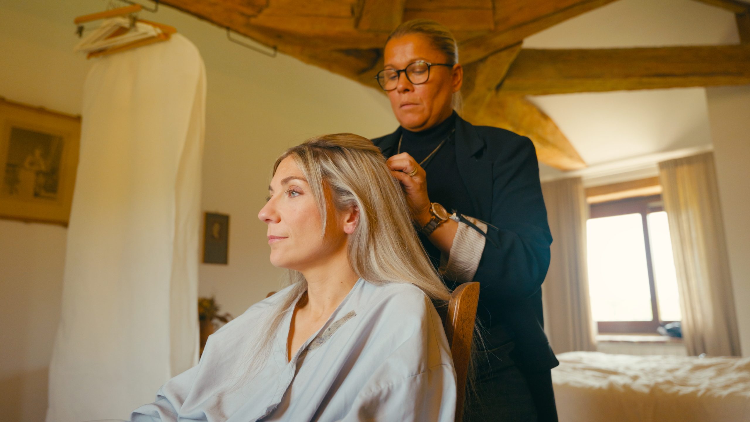 Les préparatifs de la mariée, coiffure et maquillage
