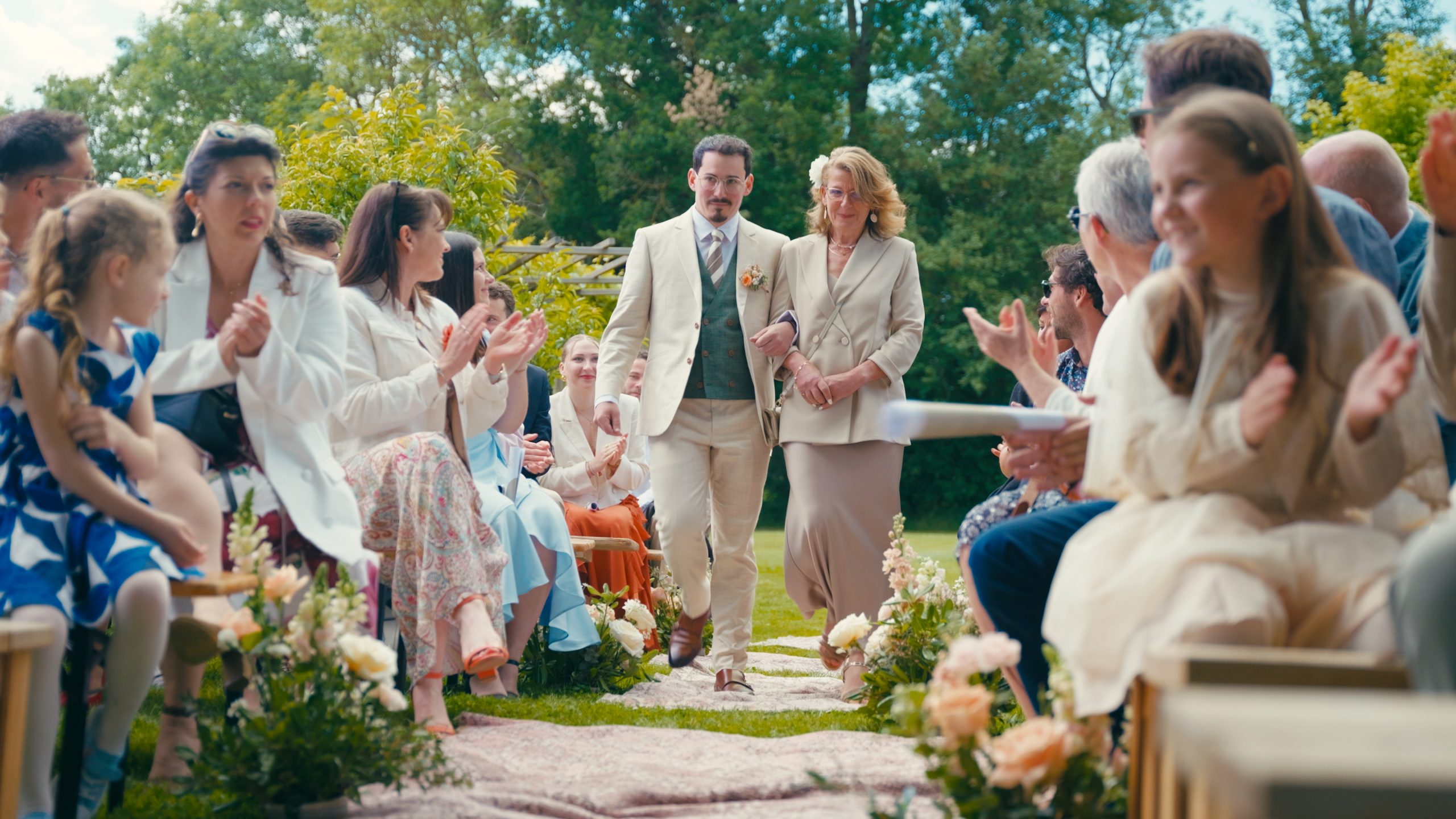 Les invités applaudissent à l’entrée des mariés