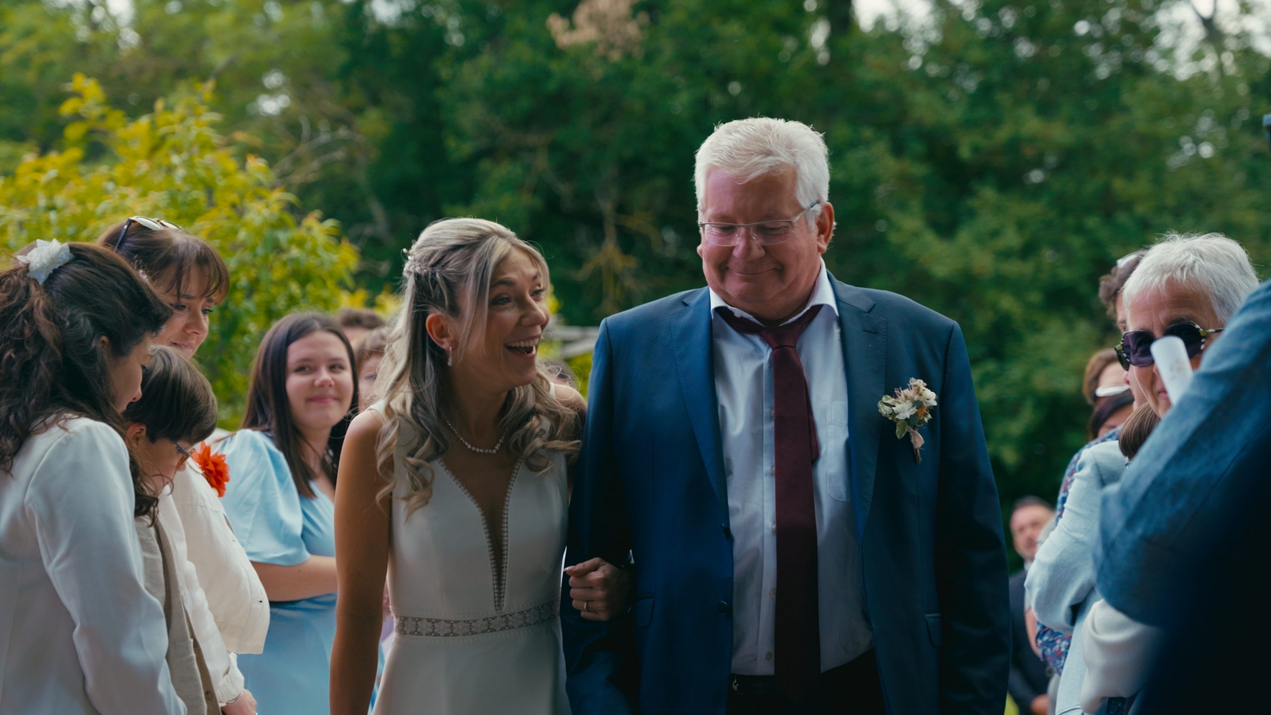 La mariée remonte l’allée au bras de son père