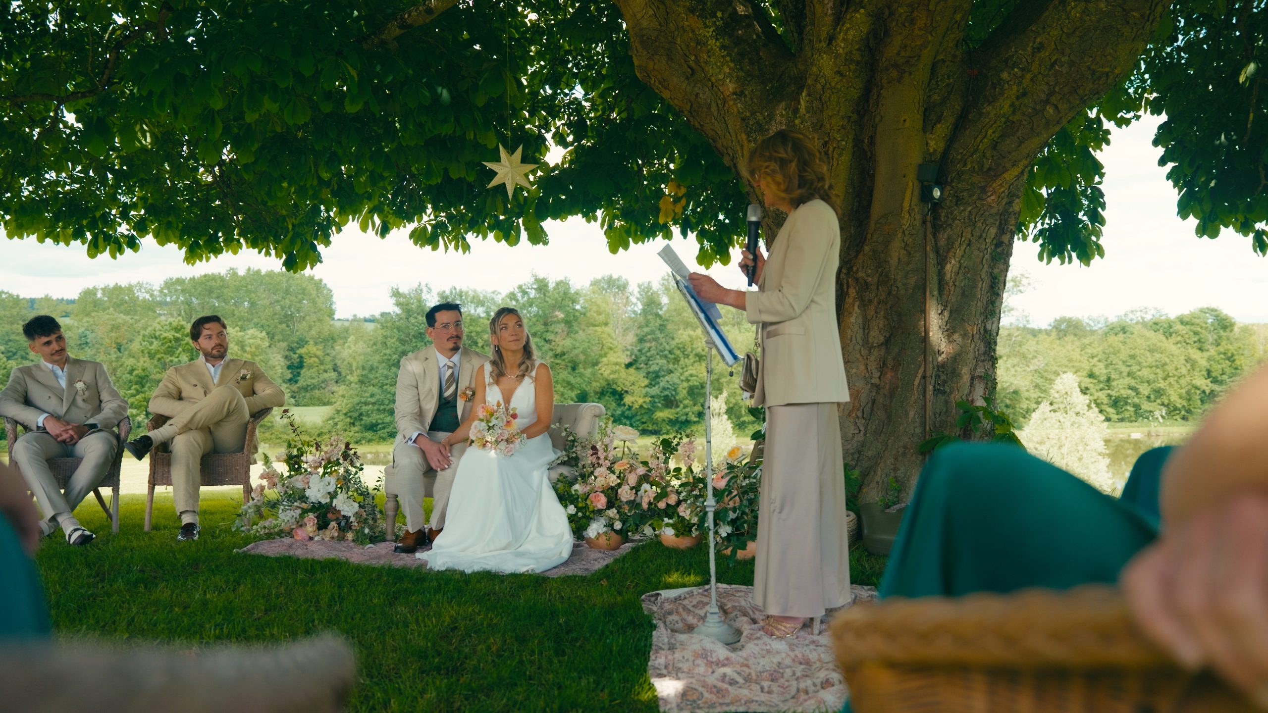 La cérémonie en plein air, sous un grand arbre