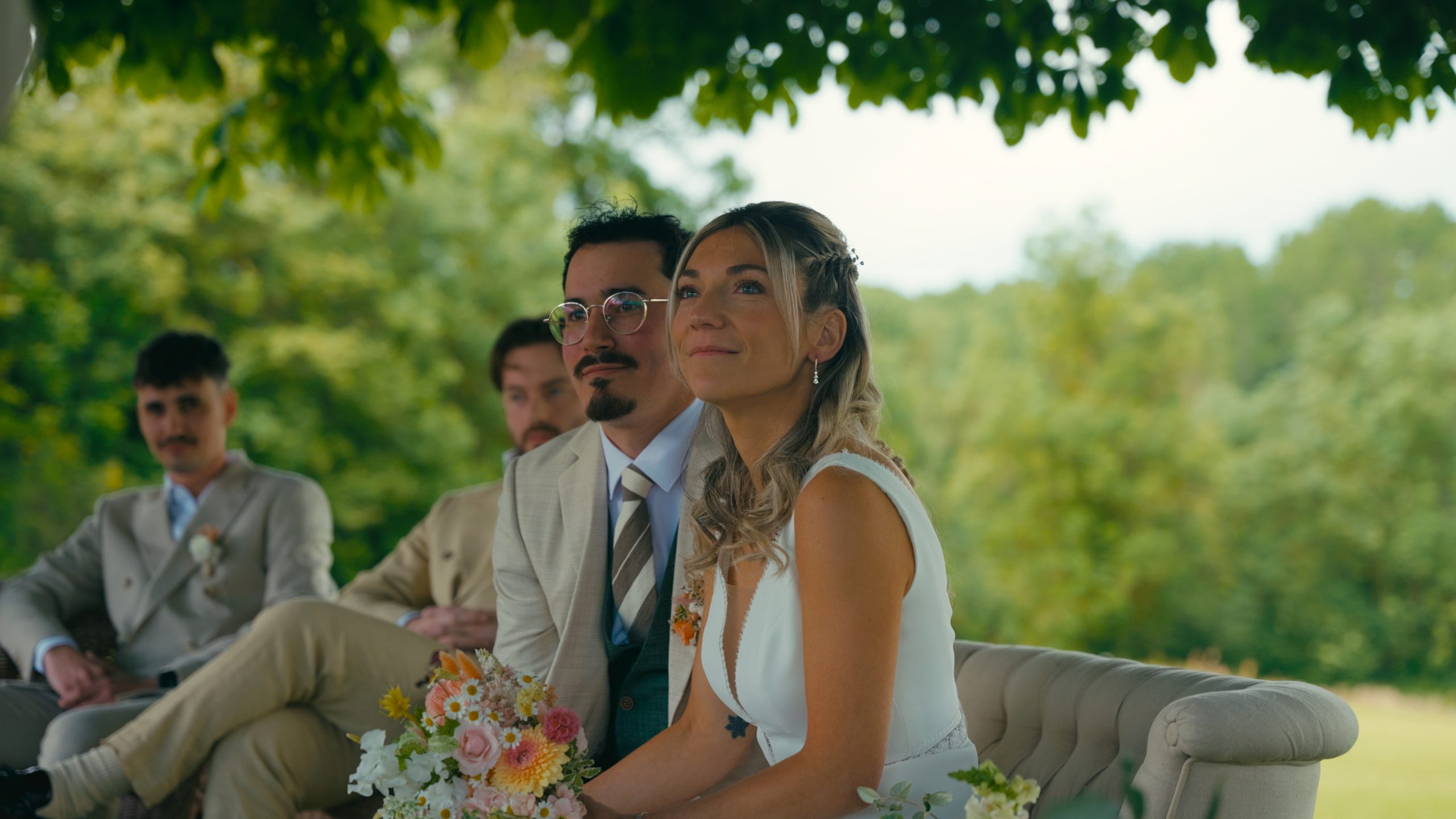 Cassandra et Thibaut assis côte à côte pendant leur cérémonie