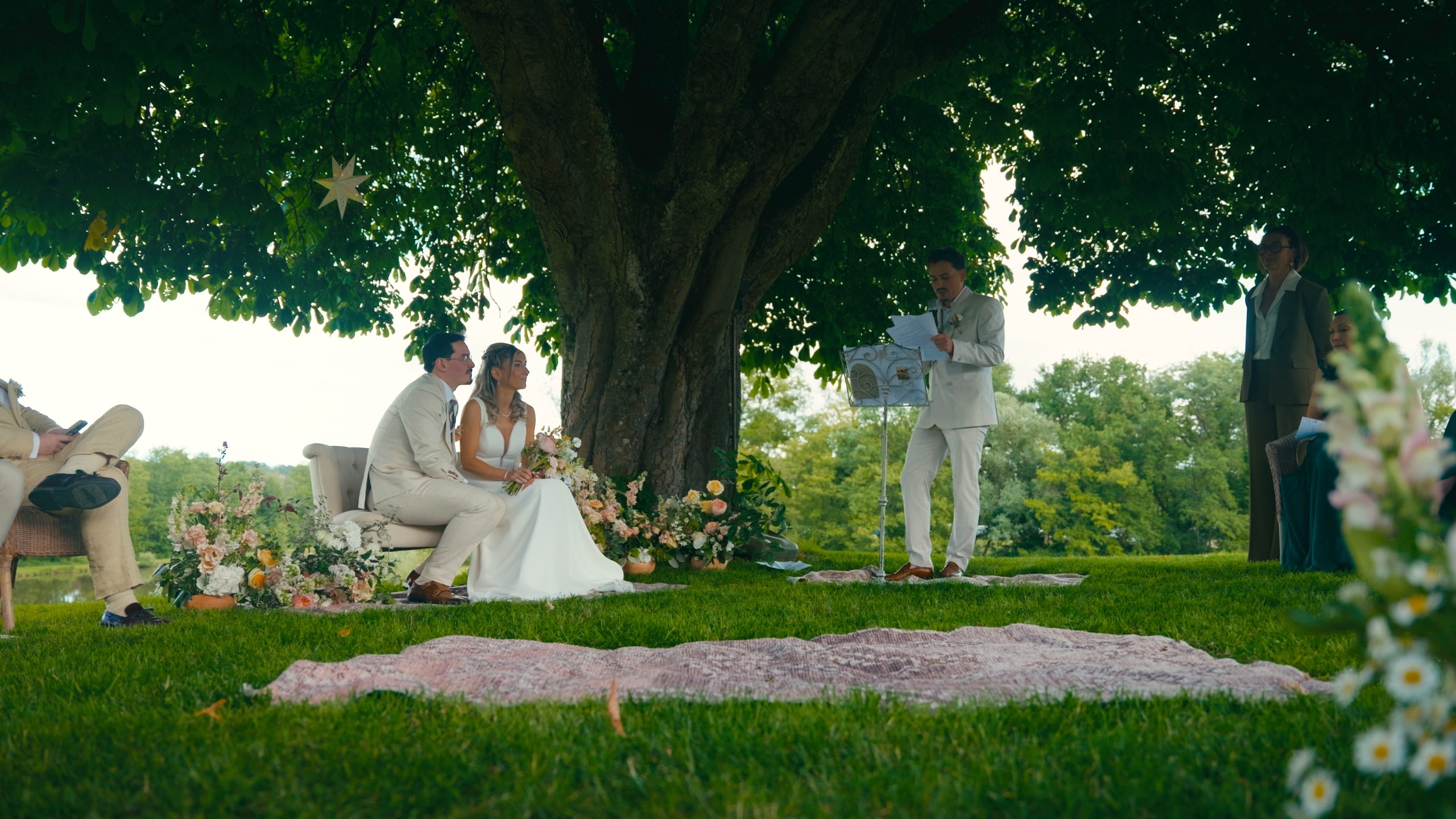 Cérémonie de mariage en plein air sous un grand arbre