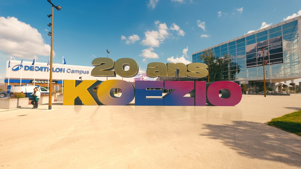 “20 ans Koezio” 3D lettering in front of the Decathlon Campus building