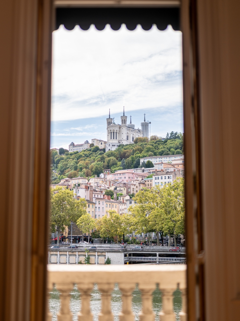 Basilique de Fourvière vue à travers la fenêtre de l’appartement