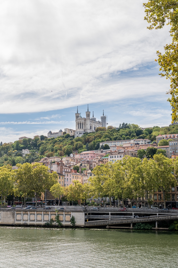 Vue sur la colline de Fourvière et sa basilique depuis les quais de Saône
