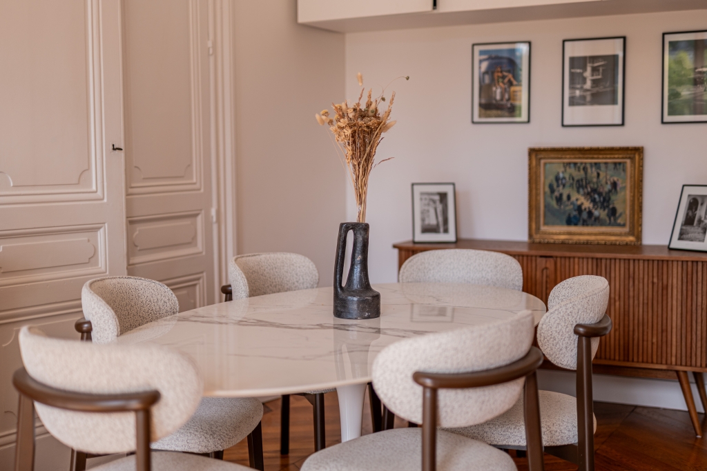Salle à manger avec tableaux, buffet en bois et fleurs séchées