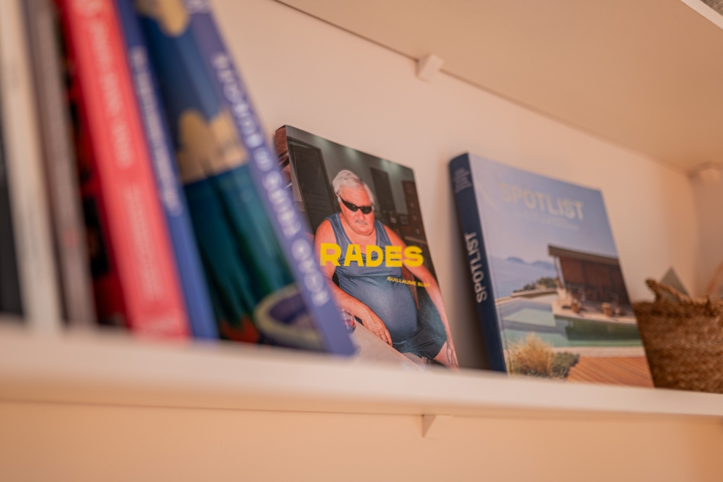 Détail de livres d’art sur une étagère